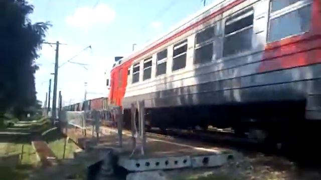 ЭР2к-1109 прибывает на станцию ЛОК.депо смотреть онлайн