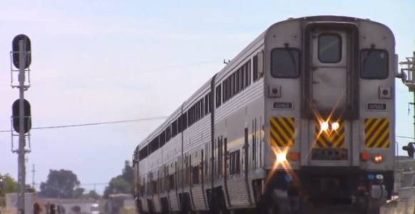 Видео поезд в США тепловоз везет двухэтажные скоростные составы американские поезда железная дорога смотреть онлайн