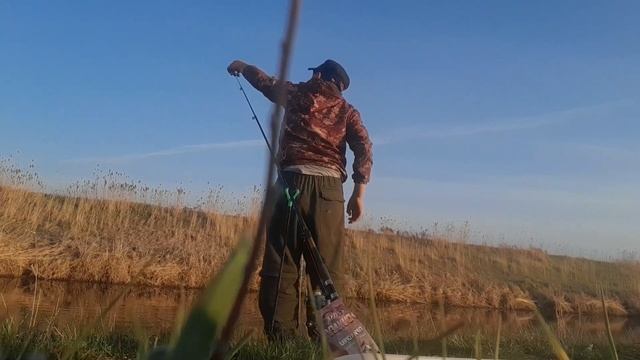 САЗАН В КОНЦЕ МАЯ ОТРЫВАЕТ КОРМУШКИ!!! Рыбалка на озере Сартлан. смотреть онлайн