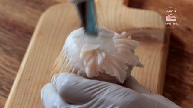 8 Design Flower CupcakesTutorial for Beginners :: Wilton nozzle #104 смотреть онлайн
