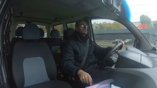 выезжаю между двумя припаркованными автомобилями смотреть онлайн