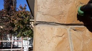 Как и чем  заделать трещины на фасаде