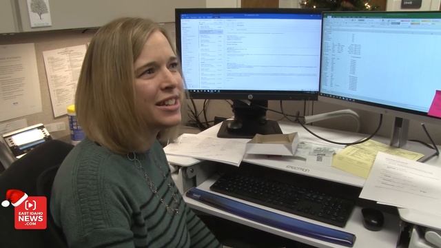 Secret Santa surprises mother of daughter who needs special treatments due to her peanut allergy смотреть онлайн