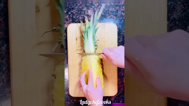 Нарезаем Ананас к праздничному столу—выглядит ШИКАРНО.How-To cut A Pineapple смотреть онлайн