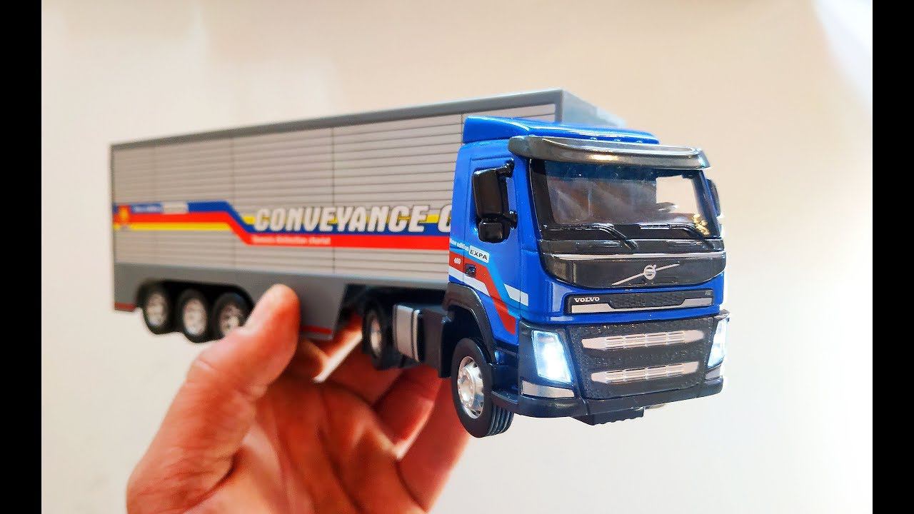 Про машинки. Открываю новую модель машины грузовик Volvo/Вольво фура свет и звук распаковка и обзор.