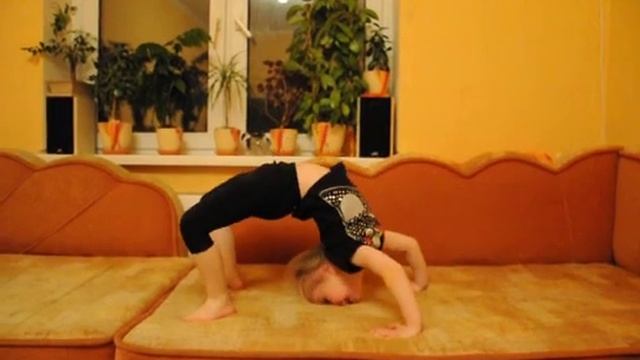 Художественная гимнастика. Кувырок из мостика смотреть онлайн