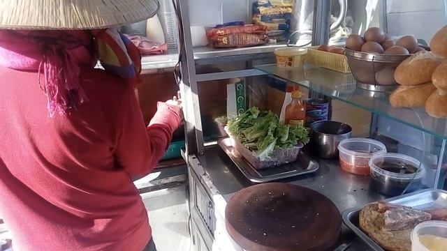 Уличная еда в Нячанге. Булки с яйцом и колбасой смотреть онлайн