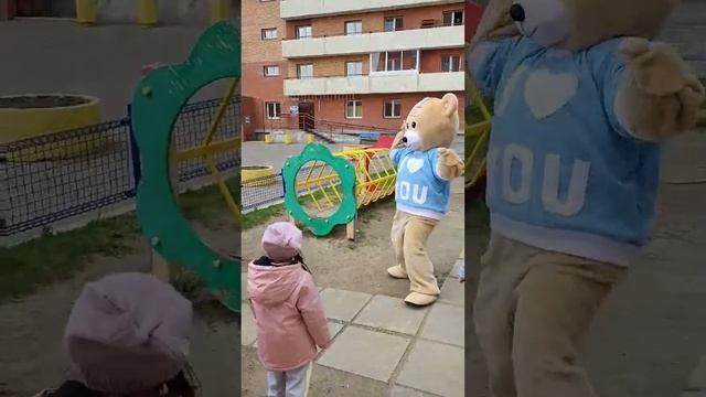 Поздравление от ростовой куклы. Красноярск 89831542110. https://vk.com/prazdniknachinaetsa смотреть онлайн