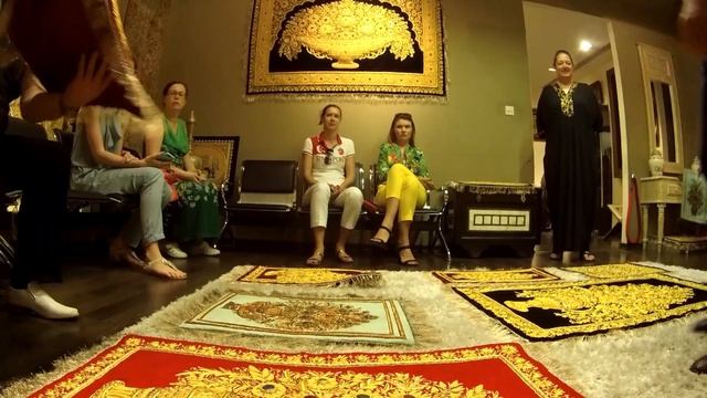 Презентация золотых ковров в Абу-Даби, Эмираты смотреть онлайн