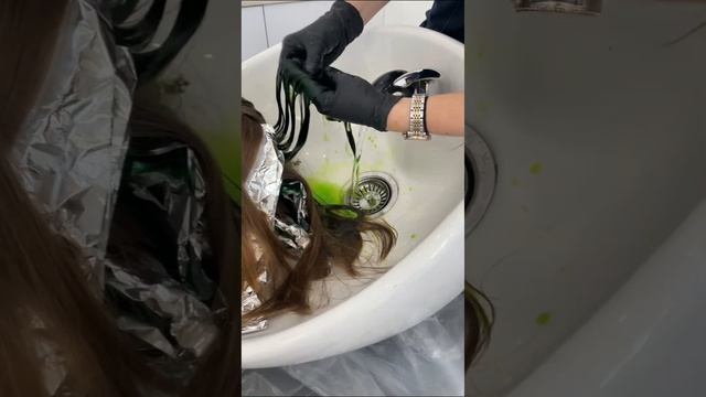 Яркое окрашивание для юной модницы смотреть онлайн