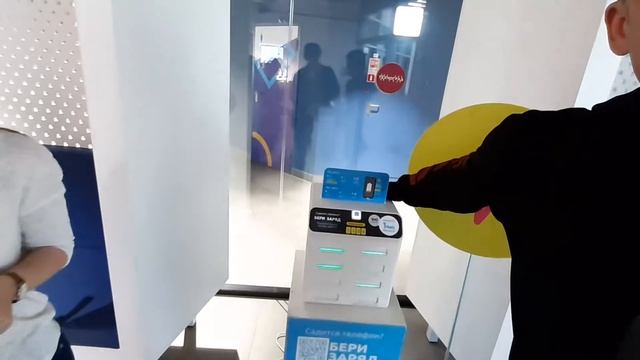 Что делать если у тебя на прогулки в центре москвы сел аккумулятор в мобильном телефоне в центре??? смотреть онлайн