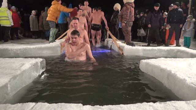 19 01 2019 Белые Столбы Крещенские купания на Глубоком -5 смотреть онлайн