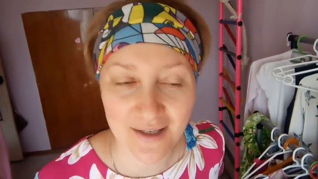 Эта семейка: у меня заклинило спину!! Развешиваю белье на корточках. Стараюсь не терять позитив!! смотреть онлайн