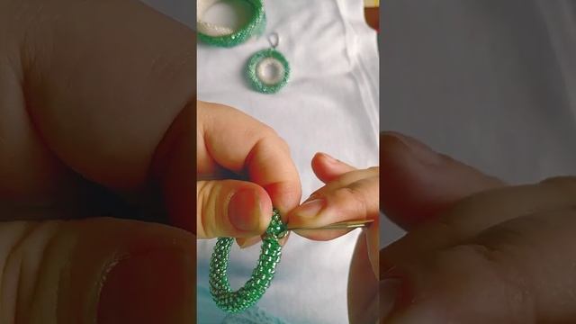 Процесс создания сережек-колец из бисера смотреть онлайн