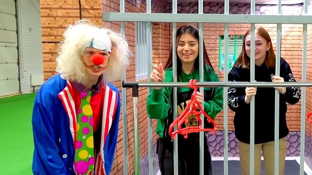 ПОБЕГ из Тюрьмы от КЛОУНА! Мы в ЛОВУШКЕ!! смотреть онлайн