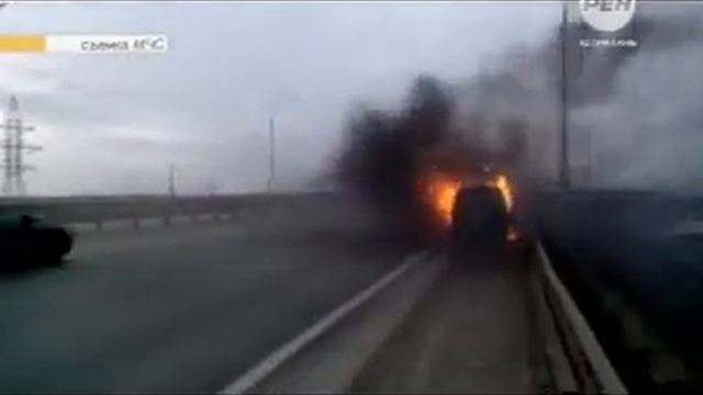 Возгорание автомобиля на улице Латышева смотреть онлайн