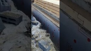 постройка бани.укладка первого ряда  из бруса 150× 150.