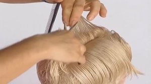 Женская градуированная стрижка на короткие волосы