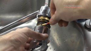 Подтекает смеситель с основания излива