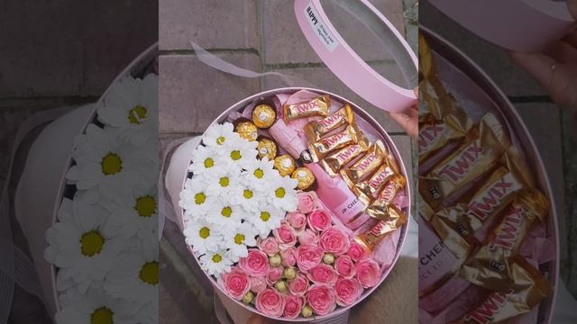 Коробка с цветами и сладостями смотреть онлайн