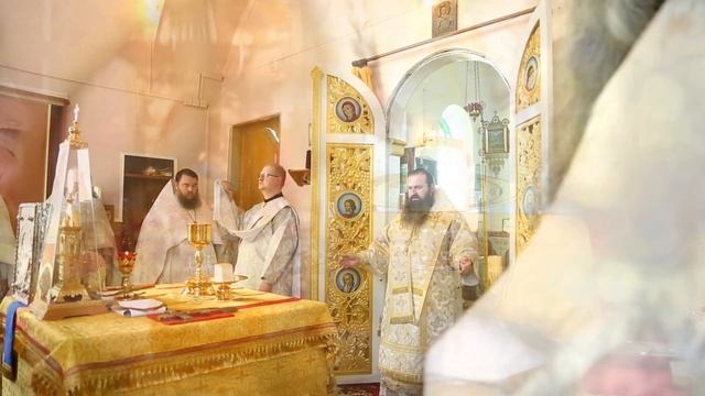 Литургия в храме Покрова Пресвятой Богородицы поселка Островский. Мгновения праздника смотреть онлайн