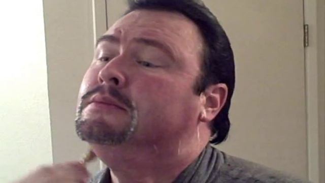 Shaving with a Gillette Mach 3 with a Edwin Jagger Handle смотреть онлайн