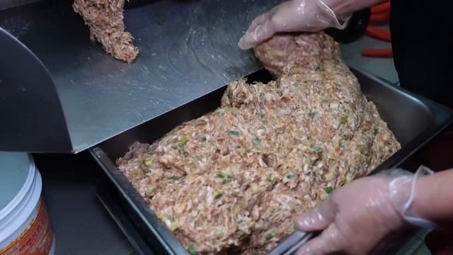 Chinese Steamed Pork Bun & Cabbage Bun Mass Production / 三星蔥肉包, 高麗菜包 - Taiwan Street Food смотреть онлайн