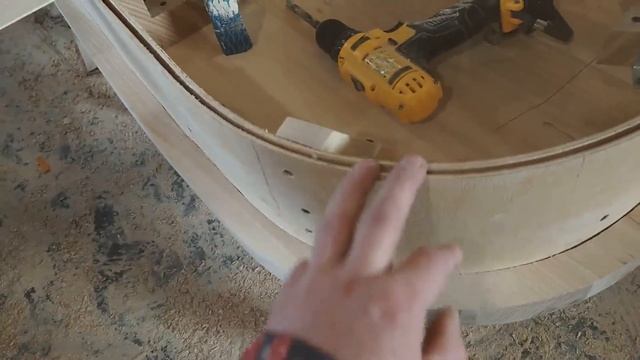 Как изготовить радиусный подступенок. Изготовления лестницы из массива ясеня. Видео №4. смотреть онлайн