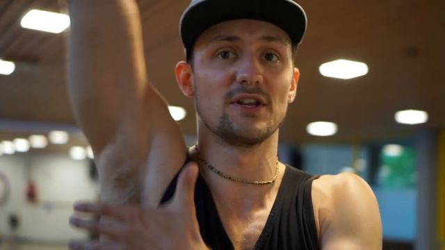 УЧИМ REVERSE (powermove элемент) ПАРЕНЬ ТАНЦУЕТ БРЕЙК ДАНС под крутую музыку