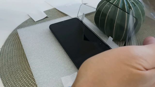 Наклеиваю стекло на смартфон. Простой рабочий способ. смотреть онлайн