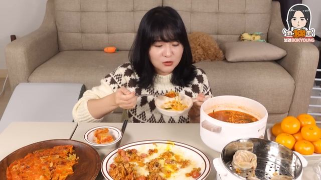 요리 먹방 :) 김치 파티~ 매운김치틈새라면?, 김치볶음밥, 김치만두, 김치부침개 후식은 달콤한 귤~. смотреть онлайн