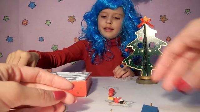 Катя наряжает новогоднюю ёлку-конструктор игрушками  Decorating New Year Tree