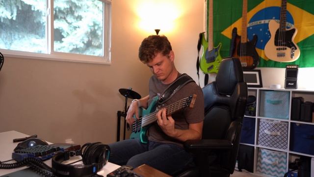 Looped Improvised Distorted Bass Solo смотреть онлайн