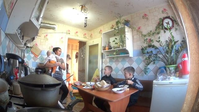 Дети обедают/Наше утро,собираемся в садик с девочками. смотреть онлайн