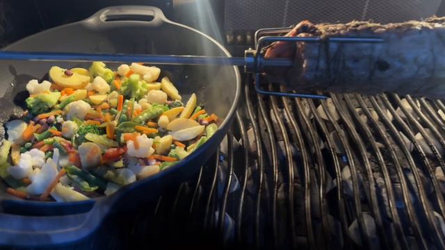 Готовим ребрышки на Вертеле и овощи в Воке с Black Angus Premium Grill #барбекю #гриль #мясо смотреть онлайн