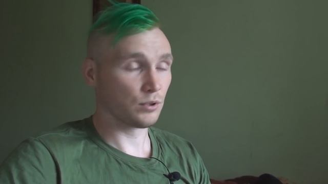 Панк должен одеваться только так, а иначе он не панк. Ирокезы, косухи, жилетки, нашивки... Дикобра смотреть онлайн