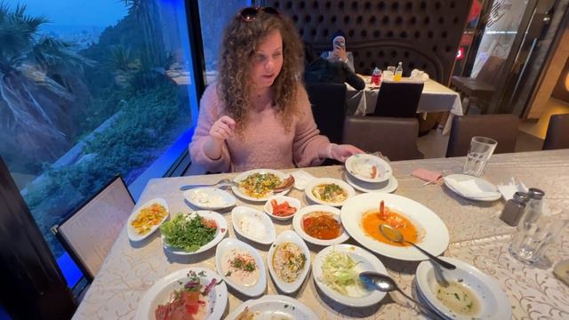 ОБЗОР РЕСТОРАНА KALAMARIS В ХАЙФЕ НА ГОРЕ С ПОТРЯСАЮЩИМ ВИДОМ МЕНЮ С ЦЕНАМИ НА МОРЕПРОДУКТЫ И ВЫВОД смотреть онлайн