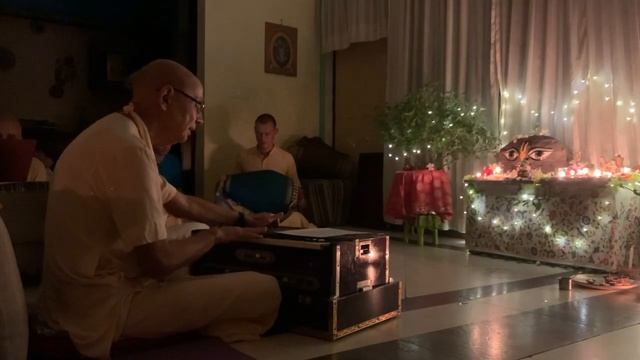 Бхакти Вигьяна Госвами. Джая Радха Гиривара-Дхари смотреть онлайн