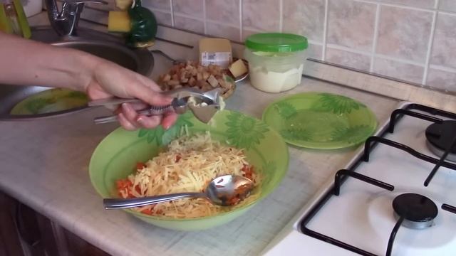 Салат на Новый год, очень вкусный и простой. Салат с сухариками. смотреть онлайн