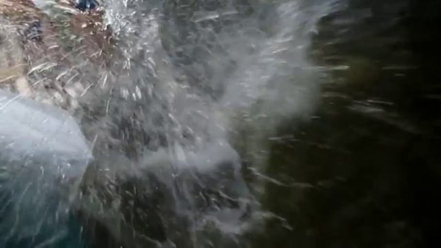 Горка прямо с крыши дома в бассейн. Чудо.Баня Весело. (Slide in the pool) смотреть онлайн