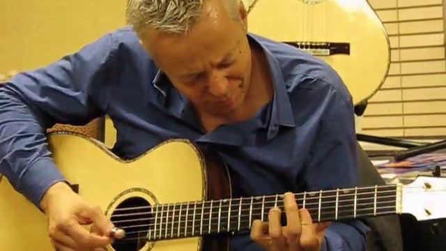 Tommy Emmanuel @ CAAS 2009 - Smokey Mountain Lullaby & Story смотреть онлайн