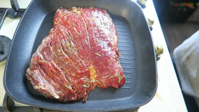 Как жарить ФЛАНК стейк! смотреть онлайн