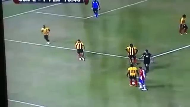 Luis Moreno patea a la Lechuza del Junior en El Metropolitano смотреть онлайн