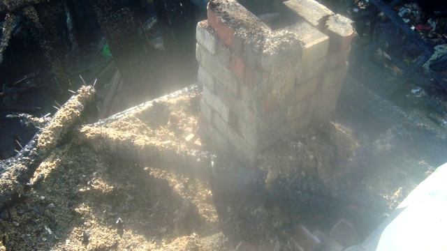 Из-за неисправности дымохода сгорела баня и поврежден частный дом смотреть онлайн