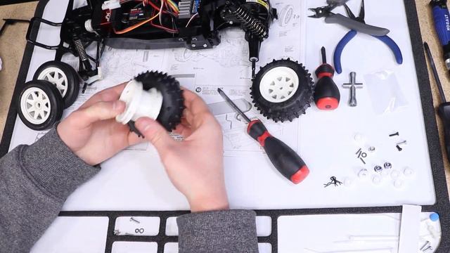 Building the Tamiya Grasshopper II 🔧 Unboxing, Overview, and Initial Thoughts, Will it Win at USTE? смотреть онлайн
