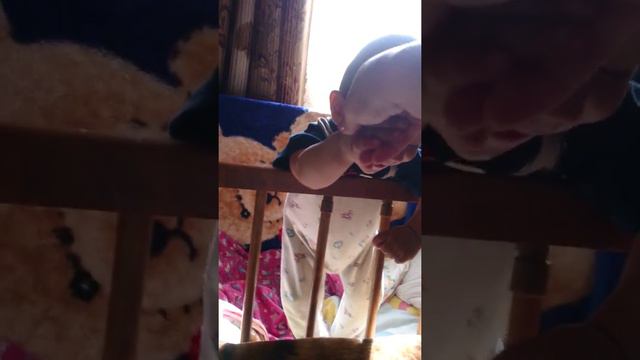 Ребёнок учиться вылезать из кроватки. смотреть онлайн