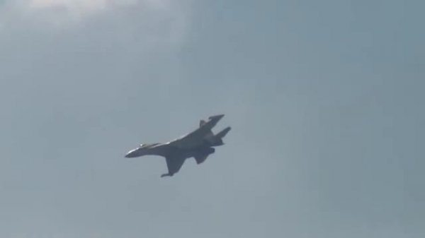 istrebitel-su-35-su-35-rulenie-vzlet-pilotaj-posadka-100-letie-vvs-juk_(videomega.ru).mp4