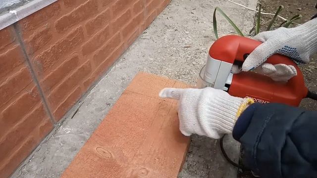 Распиливание доски 200х50 мм электролобзиком Фиолент ПМ5 750Э М смотреть онлайн