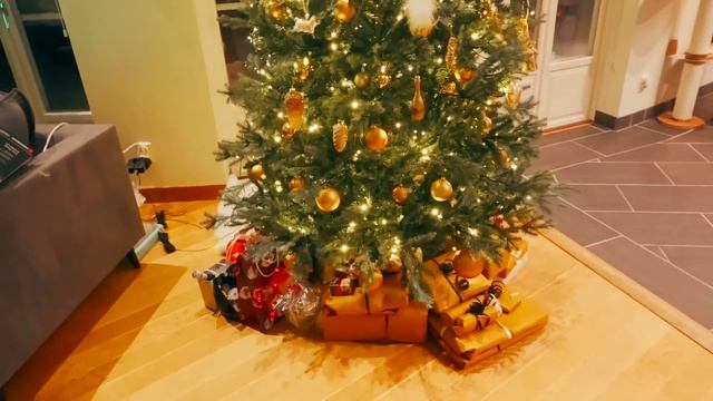 ?VLOGMAS 25 | Накрываем на стол | Показываю подарки смотреть онлайн