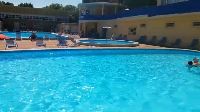 В Анапе санаторий "Анапа" в бассейне.